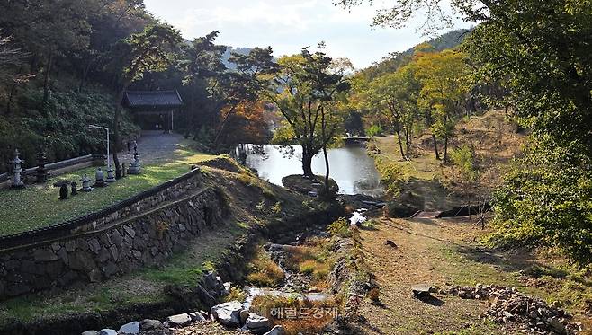 일주문 옆에 있는 연못인 학영지