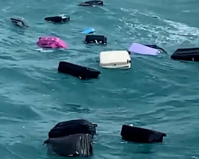 태국 해역을 지나던 한 페리 선박에서 승객들의 짐이 떠내려가는 사고가 발생했다. [틱톡]