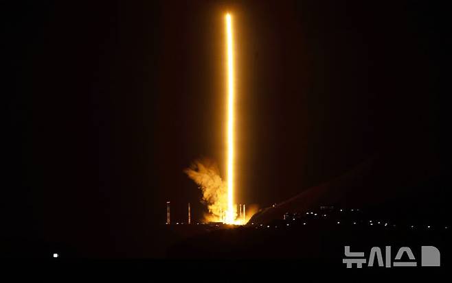[여수=뉴시스] 황준선 기자 = 한국형 발사체 누리호가 27일 새벽 전남 고흥군 나로우주센터에서 발사되고 있다. 민간 기업인 한화에어로스페이스가 기술 이전을 통해 발사체 제작 전 과정을 주관한 누리호 4호기는 오로라·대기광 관측과 우주 자기장·플라스마 측정 등을 위한 위성 13기가 탑재됐다. (레이어 합성) 2025.11.27. hwang@newsis.com