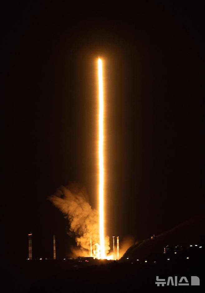 [여수=뉴시스] 황준선 기자 = 한국형 발사체 누리호가 27일 새벽 전남 고흥군 나로우주센터에서 발사되고 있다. 민간 기업인 한화에어로스페이스가 기술 이전을 통해 발사체 제작 전 과정을 주관한 누리호 4호기는 오로라·대기광 관측과 우주 자기장·플라스마 측정 등을 위한 위성 13기가 탑재됐다. (레이어 합성) 2025.11.27. hwang@newsis.com