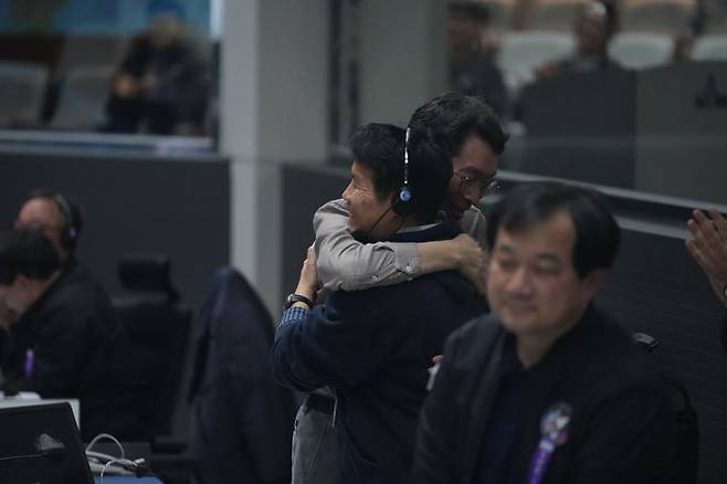 [서울=뉴시스] 황준선 기자 =  27일 새벽 전남 고흥군 나로우주센터에서 직원들이 한국형 발사체 누리호가 성공적으로 발사되자 기뻐하고 있다. 민간 기업인 한화에어로스페이스가 기술 이전을 통해 발사체 제작 전 과정을 주관한 누리호 4호기는 오로라·대기광 관측과 우주 자기장·플라스마 측정 등을 위한 위성 13기가 탑재됐다. (사진=항공우주연구원 제공) 2025.11.27. photo@newsis.com *재판매 및 DB 금지