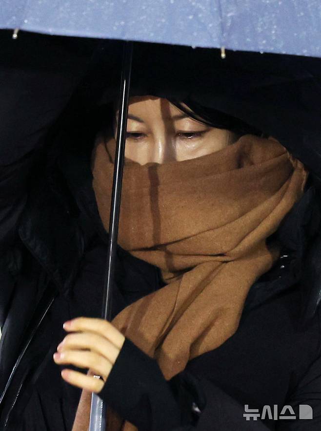 [서울=뉴시스] 조성우 기자 = 음주운전 및 불법숙박업 혐의로 1심에서 벌금형을 선고받은 문재인 전 대통령의 딸 문다혜 씨가 27일 서울 마포구 서울서부지방법원에서 열린 항소심 1차 공판기일에 출석하고 있다. 2025.11.27. xconfind@newsis.com