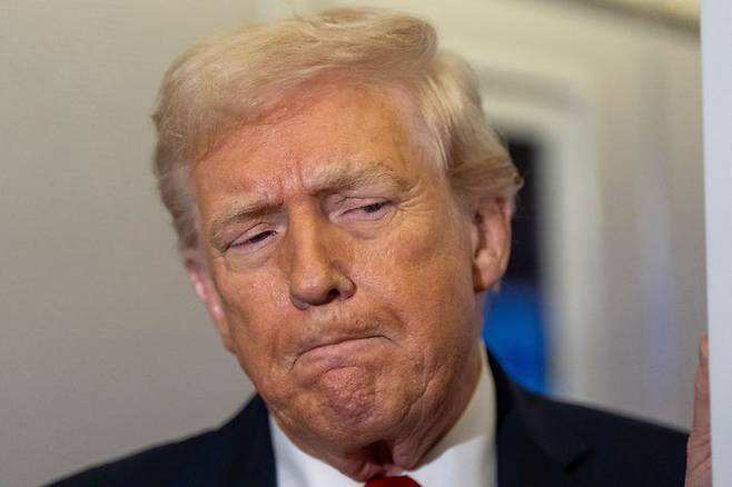 [에어포스원=AP/뉴시스] 도널드 트럼프 미국 대통령은 26일(현지 시간) 워싱턴DC 백악관 인근에서 총격사건이 발생해 주방위군 병사 2명이 중태에 빠진 데 대해 "테러 행위"라며 강력 비난했다. 사진은 트럼프 대통령이 전날 플로리다 팜비치 마러라고로 향하는 대통령전용기에서 취재진 질문에 답하는 모습. 2025.11.27.