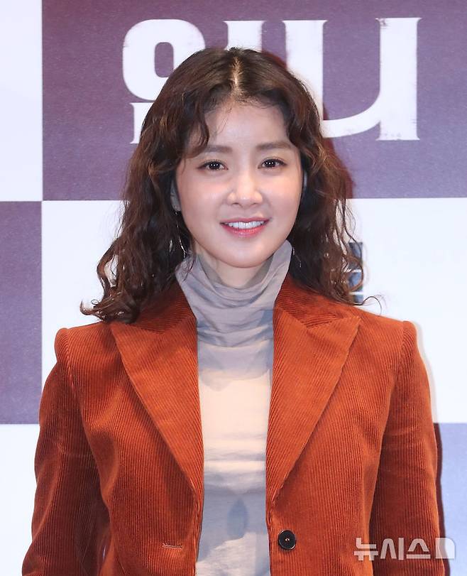 [서울=뉴시스] 조수정 기자 = 배우 이시영이 영화 '언니' 언론시사회가 열린 20일 오후 서울 자양동 롯데시네마 건대입구에서 포즈를 취하고 있다. 영화 '언니'는 1월 1일 개봉한다. 2018.12.20. chocrystal@newsis.com