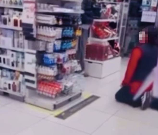 [서울=뉴시스] 지난 21일 전남의 한 다이소 매장에서 직원이 손님에게 무릎 꿇고 사과하는 영상. (사진출처: 스레드 캡처) 2025.11.27.