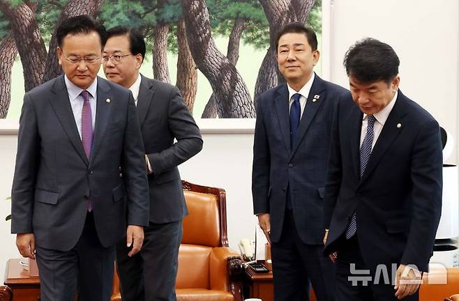 [서울=뉴시스] 조성봉 기자 = 김병기 더불어민주당 원내대표와 송언석 국민의힘 원내대표가 18일 오후 서울 여의도 국회에서 2+2회동에 앞서 악수를 마치고 자리로 향하고 있다. 왼쪽부터 유상범 국민의힘 원내운영수석부대표, 송 원내대표, 김 원내대표, 문진석 민주당 원내운영수석부대표.  2025.11.18. suncho21@newsis.com