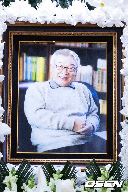 [OSEN=사진팀] 원로배우&nbsp;故 이순재의 의 빈소가 25일 서울아산병원 장례식장에 마련됐다.&nbsp;발인은 27일 오전 6시 20분, 장지는 경기 이천 에덴낙원이다.&nbsp;故 이순재는 국내 최고령 현역 배우로 70년 가까이 다양한 연극과 드라마, 영화, 예능을 넘나들며 활약했다. 최근까지 연극 '고도를 기다리며를 기다리며'와 KBS 2TV 드라마 '개소리' 출연하는 등 활동을 이어갔다.&nbsp;2025.11.25 / photo@osen.co.kr   <사진=사진공동취재단>