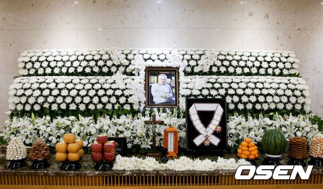 [OSEN=사진팀]지난 25일 별세한 고(故) 이순재 배우(향년 91세)에게 정부가 ‘금관문화훈장(1등급)'을 추서했다.문화훈장은 문화예술 발전과 국민 문화 향유에 기여한 공적이 뚜렷한 자에게 수여하는 훈장이다.&nbsp;배우가 금관문화훈장에 이름을 올리는 것은 2021년&nbsp;윤여정, 2022년&nbsp;이정재에 이어 3년 만이다.故이순재는 25일 새벽 세상을 떠났다. 고인의 빈소는 서울아산병원 장례식장 30호실에 마련됐다. 발인은 27일 오전 6시 20분 엄수되며, 장지는 이천 에덴낙원이다.고인의 제단에 금관문화훈장에 놓여 있다. 2025.11.26/photo@osen.co.kr<사진=사진공동취재단>