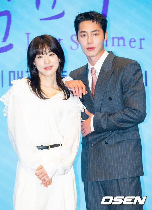 [OSEN=민경훈 기자] 29일 서울 구로구 더세인트 그랜드볼룸에서 KBS 2TV 새 토일 미니시리즈 '마지막 썸머' 언론 제작발표회가 열렸다. KBS2 새 토일 미니시리즈 ‘마지막 썸머’(연출&nbsp;민연홍&nbsp;극본&nbsp;전유리)는 어릴 적부터 친구인 남녀가 판도라의 상자 속에 숨겨둔 첫사랑의 진실을 마주하게 되면서 펼쳐지는 리모델링 로맨스 드라마다.배우 최성은과 이재욱이 포즈를 취하고 있다. 2025.10.29 / rumi@osen.co.kr