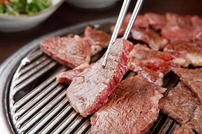 국내와 해외 공급이 동시에 줄어드는 구조라 향후 소고기 시장은 가격 변동성이 더 커질 수 있다. 게티이미지