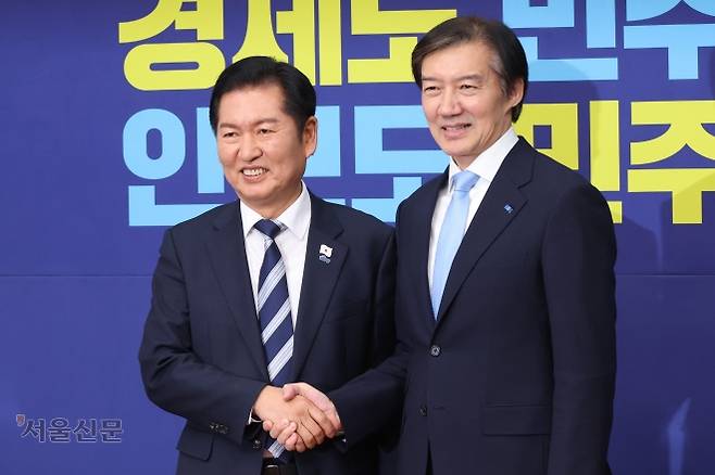 악수하고 - 정청래(왼쪽) 더불어민주당 대표가 26일 국회에서 조국 조국혁신당 대표와 접견하며 악수하고 있다. 안주영 전문기자