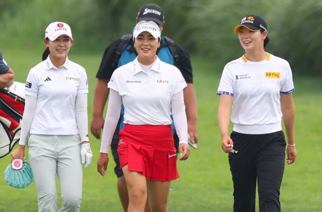 동반 라운드를 펼치고 있는 황유민(왼쪽부터), 윤이나, 방신실. 사진 제공=KLPGA
