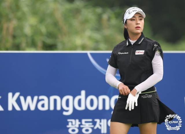 티샷을 마치고 페어웨이로 이동할 준비를 하고 있는 윤이나. 사진 제공=KLPGA