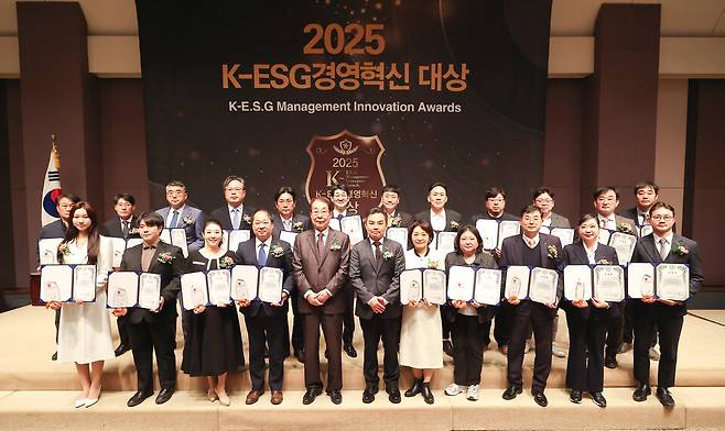 11월26일 서울 중구 한국프레스센터에서 '2025 K-ESG 경영혁신 대상' 시상식이 열린 가운데 수상자들이 기념촬영을 하고 있다. ⓒ시사저널 임준선