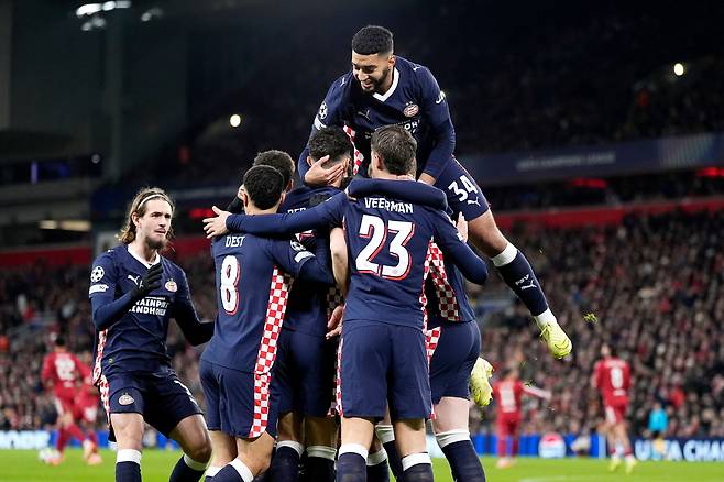 PSV 에인트호번 선수들이 27일 리버풀전에서 이반 페리시치가 선제골을 넣자 함께 기뻐하고 있다. AP연합뉴스