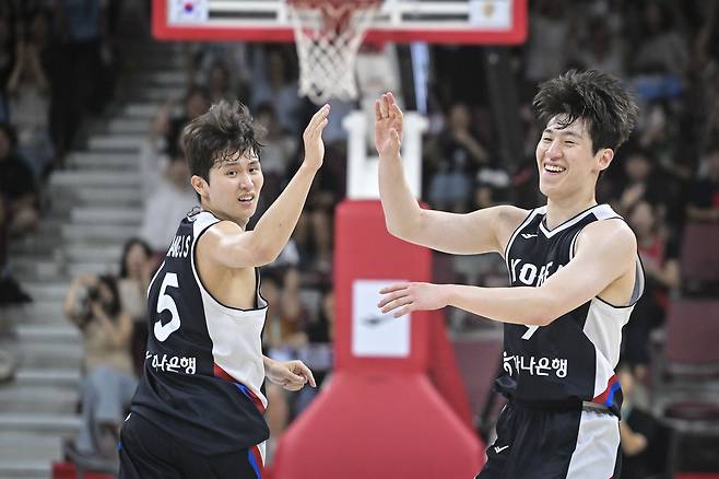 한국 농구 국가대표팀 양준석과 이정현. 대한민국농구협회 제공