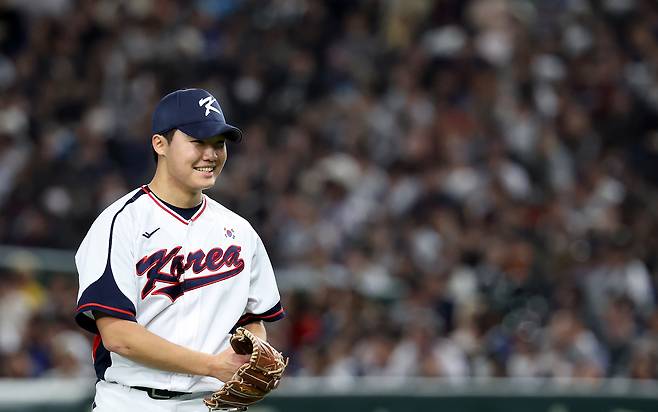 한국 야구대표팀 정우주가 지난 16일 일본 도쿄돔에서 열린 2025 K-BASEBALL SERIES 대한민국과 일본의 평가전에서 3회초를 무실점으로 막은 뒤 미소짓고 있다. 연합뉴스