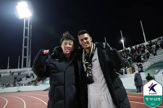 후이즈(오른쪽)와 신재원 | 프로축구연맹 제공