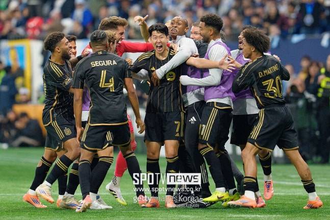 ▲ 손흥민과 LAFC가 MLS 플레이오프 서부지구 4강에서 짐을 쌌다. 토마스 뮐러가 활약 중인 벤쿠버 화이트캡스에 패하면서 손흥민은 리오넬 메시가 이끄는 인터 마이애미와의 최종 결승전 꿈이 좌절됐다.