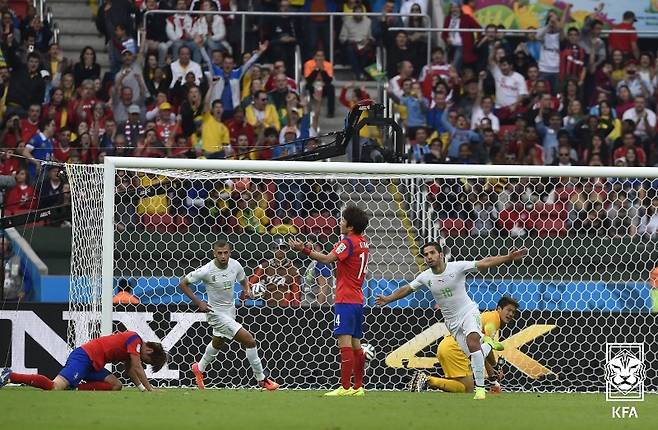 지난 2014 브라질 월드컵 당시 알제리에 실점한 뒤 아쉬워하고 있는 축구대표팀 선수들. /사진=대한축구협회 제공