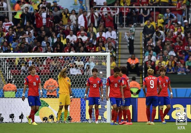 지난 2014 브라질 월드컵 당시 알제리에 실점한 뒤 아쉬워하고 있는 축구대표팀 선수들. /사진=대한축구협회 제공