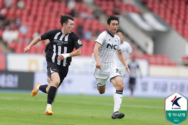 치열한 경합 중인 성남FC 신재원와 서울 이랜드 박경배. /사진=한국프로축구연맹 제공