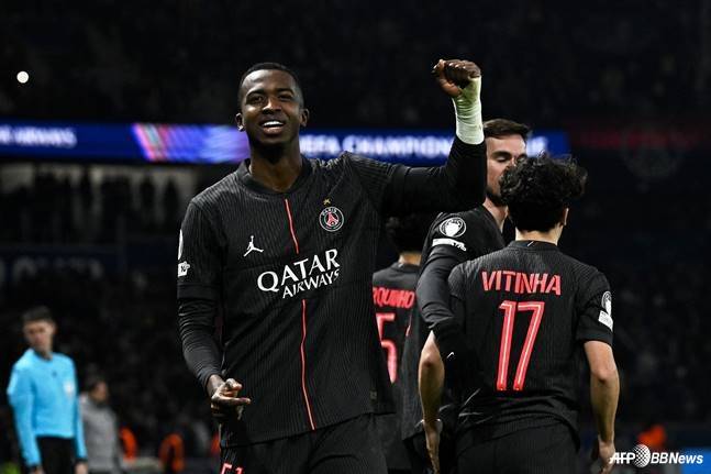 윌리안 파초(왼쪽)가 26일 오전 5시(한국시간) 프랑스 파리의 파르크 데 프린스에서 열린2025~2026시즌 유럽축구연맹(UEFA) 챔피언스리그(UCL) 리그 페이즈 5라운드에서 득점 후 왼손을 쥐고 있다. /AFPBBNews=뉴스1