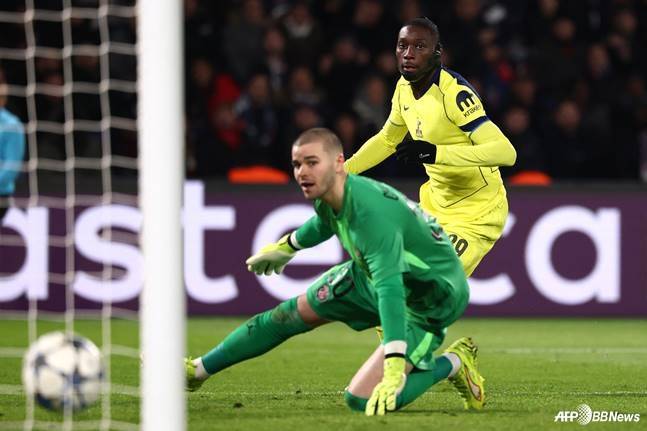 랑달 콜로 무아니(오른쪽)가 26일 오전 5시(한국시간) 프랑스 파리의 파르크 데 프린스에서 열린2025~2026시즌 유럽축구연맹(UEFA) 챔피언스리그(UCL) 리그 페이즈 5라운드 경기 중 추격골을 넣고 있다. /AFPBBNews=뉴스1