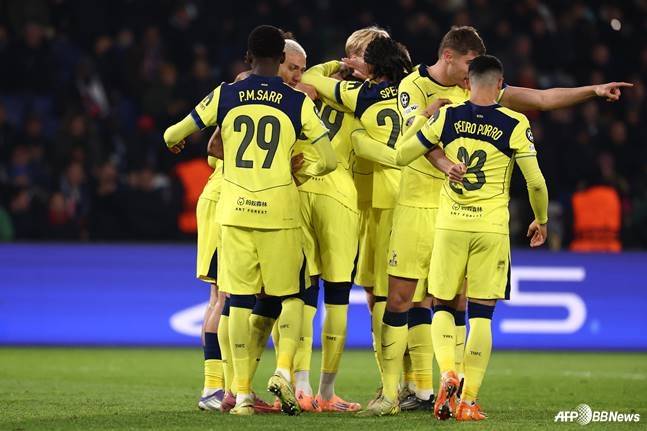 토트넘 홋스퍼 선수들이 26일 오전 5시(한국시간) 프랑스 파리의 파르크 데 프린스에서 열린2025~2026시즌 유럽축구연맹(UEFA) 챔피언스리그(UCL) 리그 페이즈 5라운드에서 PSG 상대로 득점 후 기뻐하고 있다. /AFPBBNews=뉴스1