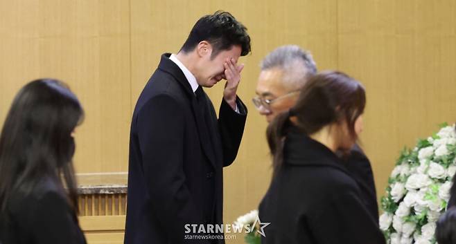 배우 고(故) 이순재의  영결식이 27일 서울 송파구 서울아산병원 장례식장에 엄수됐다.   배우 정일우가 헌화를 마치고 눈물을 흘리고 있다.   서울대학교 철학과를 졸업한 故 이순재는 1956년 연극 '지평선 넘어'로 데뷔했다. 1965년 TBC 1기 전속 배우로 활동했으며, '동의보감', '목욕탕집 남자들', '허준' 등 생전 140편에 달하는 드라마에 출연했다. /사진=김휘선