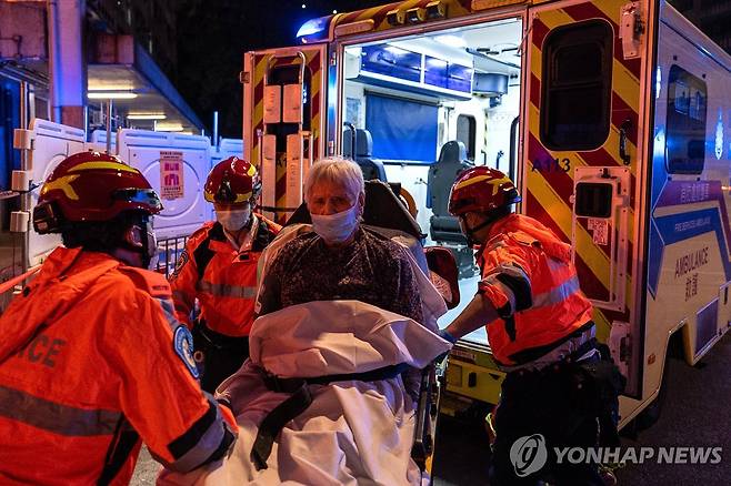 병원으로 이송되는 홍콩 화재 구조자 [AP 연합뉴스 자료사진. 재판매 및 DB 금지]