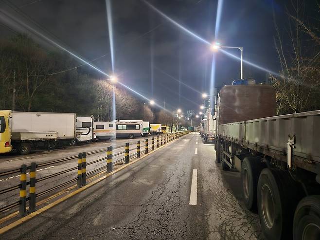 ▲ 의정부시 낙양동 694 도로변에는 대형화물차들과 전세버스, 캠핑카들이 불법 밤샘 주차를 일삼고 있다