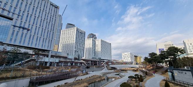 어진동 방축천 음악분수와 주변 상권 그리고 베스트웨스턴호텔 세종 전경. 사진=중도일보 DB.