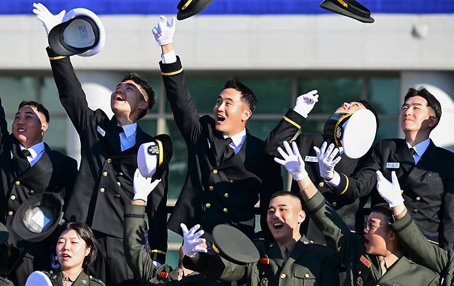 28일 오후 경남 창원시 진해구 해군사관학교 연병장에서 열린 제139기 해군·해병대 사관후보생 수료 및 임관식에서 이지호 신임 소위가 모자를 하늘에 날리고 있다. 연합뉴스