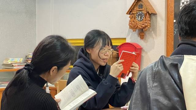 지난 27일 창작소극장서 열린 ‘salon de 울림: 배우와 함께하는 희곡의 소리’ 낭독 모임에 참여한 참가자들이 희곡집을 낭독하고 있다. 전현아 기자.