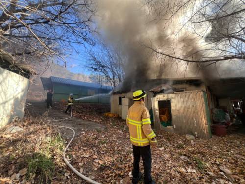 28일 오후 2시01분께 정선군 정선읍 봉양리 일원의 주택 옆 창고에서 원인을 알 수 없는 불이 나 출동한 소방대에 의해 3시간 10분여만에 진화됐다. <사진=정선소방서 제공>