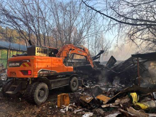 28일 오후 2시01분께 정선군 정선읍 봉양리 일원의 주택 옆 창고에서 원인을 알 수 없는 불이 나 출동한 소방대에 의해 3시간 10분여만에 진화됐다. <사진=정선소방서 제공>