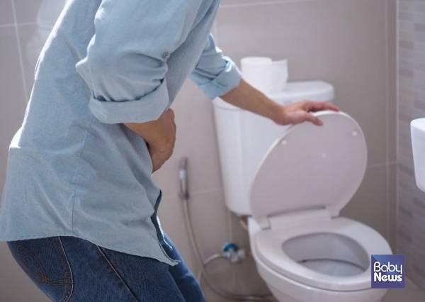 과민성방광은 소변을 보지 않았는데도 갑자기 요의를 느끼거나, 화장실을 자주 가는 증상이 반복되는 질환이다. 감염이나 다른 기질적 질환 없이도 발병하기 때문에 많은 사람들이 "일시적인 불편"으로 넘기지만, 전문가들은 수면의 질 저하, 사회생활 위축, 우울감 증가 등 삶의 질을 떨어뜨리는 중요한 건강 문제라고 지적한다. ⓒ자윤한의원