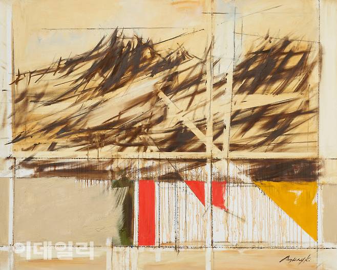 김병기의 ‘산 동쪽’(2018). 102세에 제작했다. 2010년대 후반 작업은 마스킹테이프를 붙여 만든 선으로 공간을 분할하며 자연을 추상화한 경향이 도드라진다. 작품에선 화면을 가로지르는 필선의 움직임으로 선 자체의 촉각성을 강조하면서 공간 아래 삼각형·사각형 등과 시각적 대비를 이루도록 했다. 몬드리안의 구성을 따르면서도 선과 여백, 오방색을 활용한 전통회화의 정신을 담아내고자 했다. 캔버스에 유화 물감, 130.2×162㎝. 국립현대미술관(이건희컬렉션) 소장.