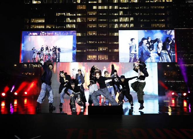 원밀리언 댄서들이 듀스의 무대를 선보이고 있는 모습.(사진=kt지니뮤직)