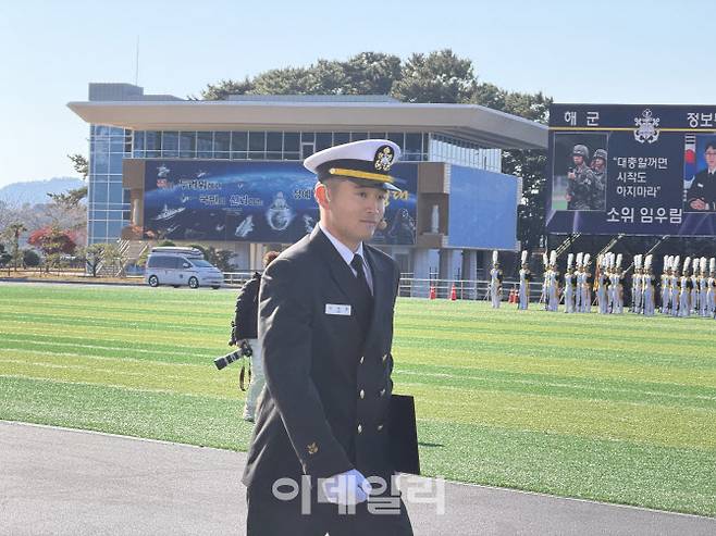 이재용 삼성전자 회장의 장남 이지호(24)씨가 28일 오후 2시 경남 창원 진해구 해군사관학교 연병장에서 열린 제139기 해군·해병대 사관후보생 수료 및 임관식에서 걸어오고 있다. (사진=박원주 기자)