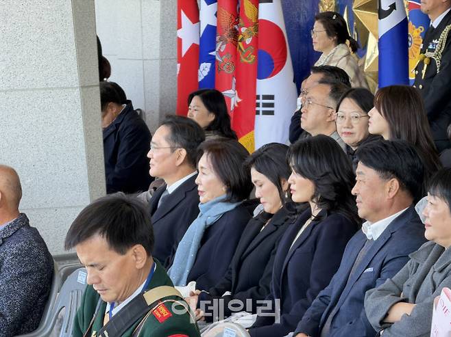 (왼쪽부터) 이재용 삼성전자 회장과 홍라희 삼성미술관 리움 명예관장, 이서현 삼성물산 사장 등이 28일 오후 2시 경남 창원 진해구 해군사관학교 연병장에서 열린 제139기 해군·해병대 사관후보생 수료 및 임관식을 지켜보고 있다. (사진=박원주 기자)