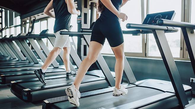 혈중 콜레스테롤 수치를 낮추려면 1주일에 150분 이상 유산소 운동을 해야 한다｜출처: 게티이미지뱅크