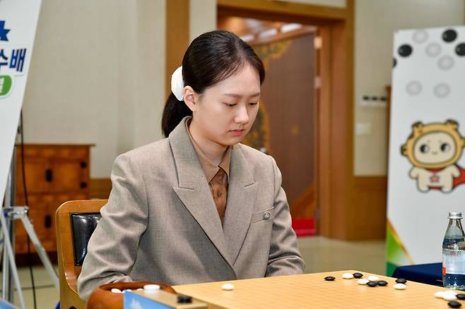 '중국 영재' 쉬이디 7단과 한·중 영재대결을 벌이고 있는 김은지 9단.(사진 한국기원 제공)