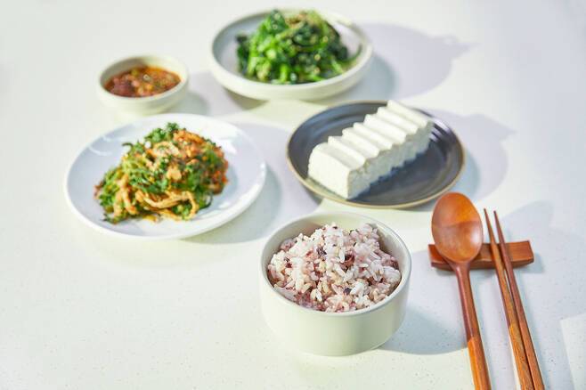 식사 때 식이섬유가 많은 채소, 단백질이 풍부한  고기를 곁들이면 급격한 혈당 상승을 억제할 수 있다. 사진=게티이미지뱅크