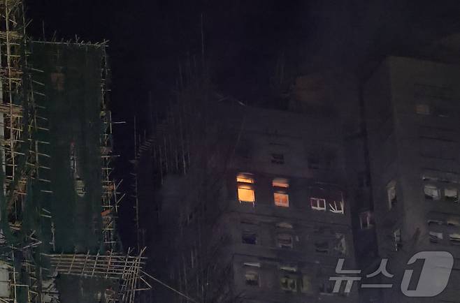 27일 대형 화재가 발생한 홍콩 북부 타이포 구역의 웡 푹 코트 아파트 단지에 불길이 여전히 남아 있다. 지난 26일 발생한 화재로 최소 75명이 사망했다. 2025.11.28/뉴스1 ⓒ News1 권현진 기자