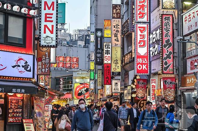 일본 도쿄 신주쿠의 골목 식당가가 사람들로 북적이고 있다. 2024.04.19/ ⓒ AFP=뉴스1 ⓒ News1 권진영 기자