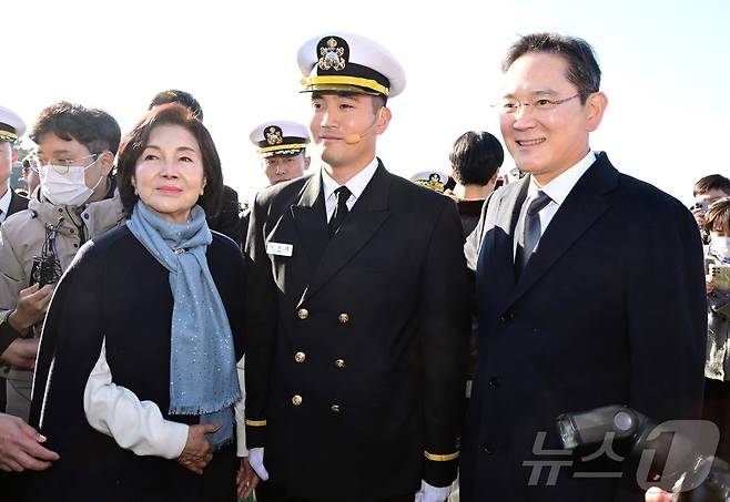 이재용 삼성전자 회장과 홍라희 전 삼성미술관 리움 관장이 28일 오후 경남 창원 해군사관학교 연병장에서 열린 제139기 해군·해병대 사관후보생 수료 및 임관식에 참석해 장남 이지호 신임 소위와 기념촬영을 하고 있다. (공동취재) 2025.11.28/뉴스1 ⓒ News1 윤일지 기자