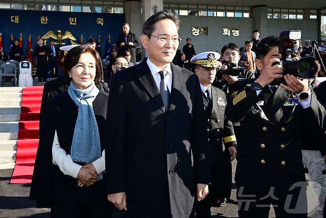 이재용 삼성전자 회장과 홍라희 전 삼성미술관 리움 관장이 28일 오후 경남 창원 해군사관학교 연병장에서 열린 제139기 해군·해병대 사관후보생 수료 및 임관식에 참석해 장남 이지호 신임 소위 계급장 수여를 위해 이동하고 있다. (공동취재) 2025.11.28/뉴스1 ⓒ News1 윤일지 기자