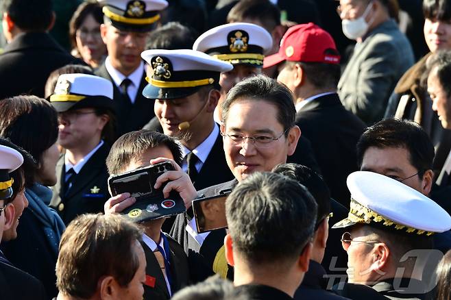 28일 경남 진해 해군사관학교에서 열린 제139기 사관후보생 임관식에서 이재용 삼성전자 회장이 참석자와 기념 촬영 하고 있다. (공동취재) 2025.11.28/뉴스1 ⓒ News1 윤일지 기자